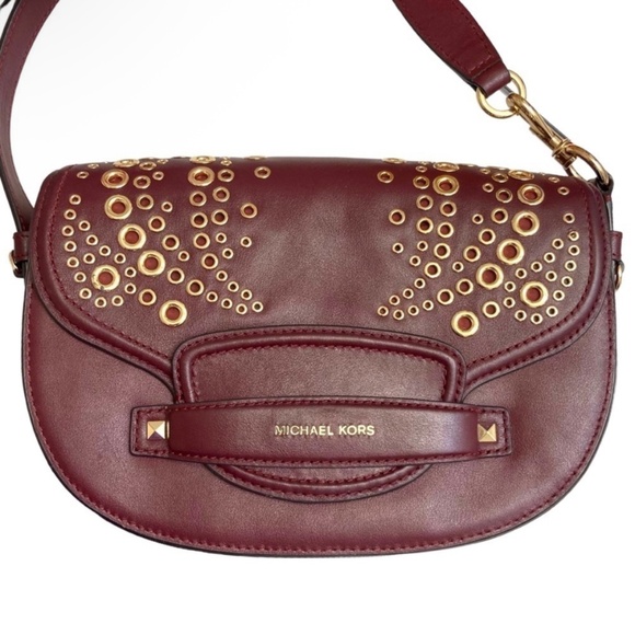 Michael kors Cary medium grommeted saddle bag in burgundy leather - Picture 2 of 13